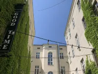 Good Time Residence โรงแรมใกล้สนามบินวลาดีสลาว์ เรย์มอนต์