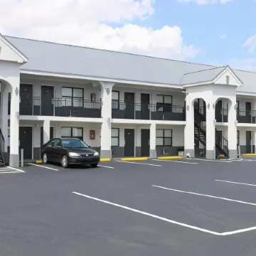 Travelodge by Wyndham Calhoun South I-75