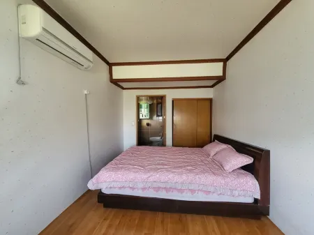 Namhae Yunseone Hanok Pension Отели в г. Намхэ