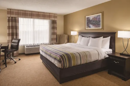 Country Inn & Suites by Radisson, West Bend, WI Hotels in 
