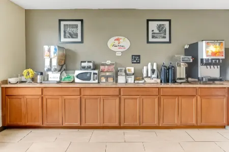 Super 8 by Wyndham Gurnee Отели рядом с достопримечательностью «Logger's Run»