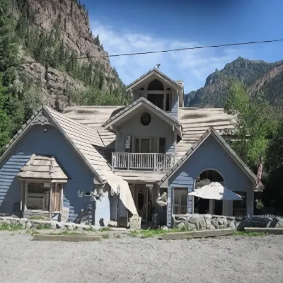 Black Bear Manor Hotels near Bear Creek Falls