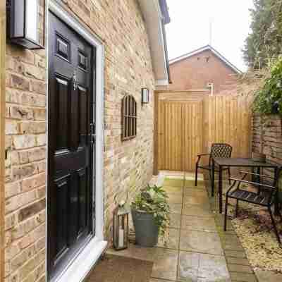 Peaceful Studio Flat with Patio and Dogs Allowed Hotel Exterior