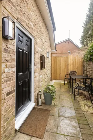 Peaceful Studio Flat with Patio and Dogs Allowed Отели в г. Кобем