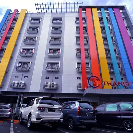 Transera Hotel Pontianak Отели рядом с достопримечательностью «Памятник Digulis»