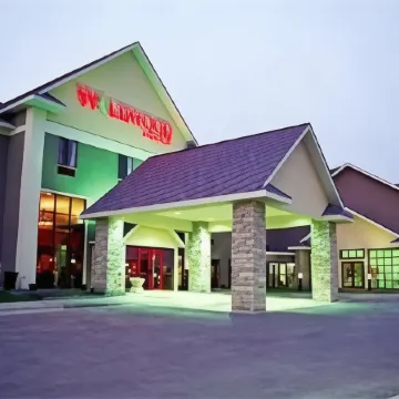 Wildwood Lodge & Suites