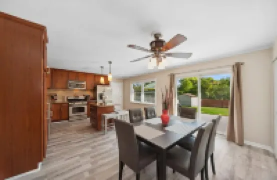 Single Family home in Schaumburg, IL 3 bed/ 2 full baths/ fully fenced backyard Hotels in Elk Grove Village