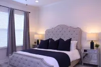 All-American Snowbird Getaway in the Heart of Long Beach! King suite, sleeps 6