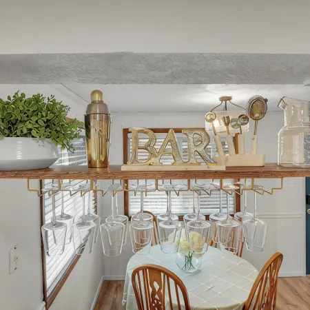 Wine Country Garden Retreat & Free Wine Tastings!