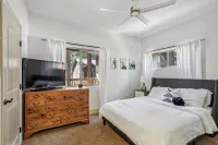 Modern luxurious 3 brm Lake Retreat. 10 mins to ski resorts. Family Friendly - 3-Star