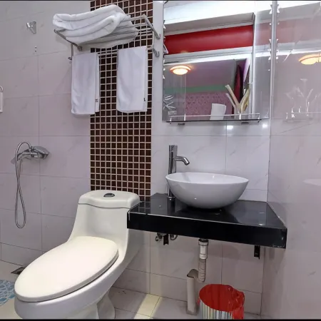 Binjia Hotel (Shanghai Chifeng Road Subway Station)