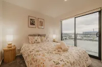 Downtown Bliss - 4-BR Retreat Amidst the Cityscape - 빌라