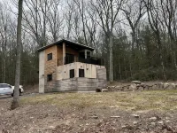 Secluded modern cabin with hot tub Hotels in Highland
