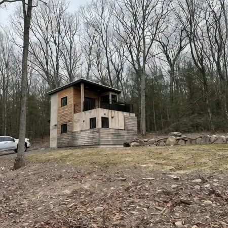 Secluded modern cabin with hot tub Отели в г. Хайленд