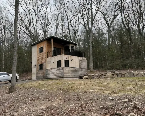 Secluded modern cabin with hot tub Hoteles en Highland