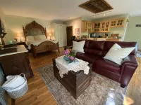 Badger's Den- Cozy Treetop Studio