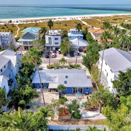 Renovated duplex 2bed / 2bath North End Of Anna Maria, 2min walk to the beach