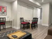 Designer-renovated 1 bedroom in Roncesvalles Village - บังกะโล