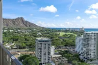 Waikiki 1Bd Condo with Free Parking Heated Pool Gym Central AC & Wifi
