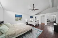 Large Lakefront Retreat – Sleeps 17+