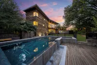 Austin Downtown Pool, Hot Tub & Guest House - Private Pool