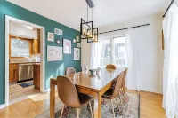 Stylish 4 Bedroom Home minutes from Downtown Champaign & Campus - บังกะโล