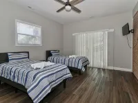 Lake Tillery Area, 4-bedroom house in charming Norwood with WiFi, Deck and AC Hotéis em Stanly County