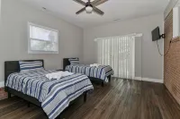 Lake Tillery Area, 4-bedroom house in charming Norwood with WiFi, Deck and AC