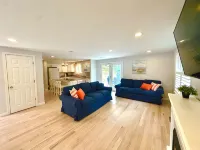 3 Br Retreat 1 Mile to Westerly Beaches!1 Bed King, 3 Queen Beds& Pull Out Sofa - 3-Star
