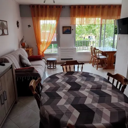 6-person apartment with air conditioning and private parking