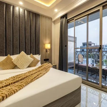 Saltstayz Premier Near Sector 44 Corporate Hub