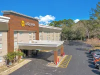 La Quinta Inn & Suites by Wyndham Jacksonville Mandarin マンダリンパーク周辺のホテル