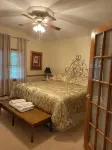 Seneca Riverfront Spa! Hot Tub, Pool + Sauna! Pontoon Boat and Canoe Available! - Homestays