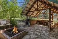 Silverwood Basecamp with Games and Outdoor Bar - Homestays