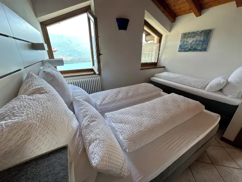 Natural stone rustico "Casa Marie" with views of Lake Como and Domaso - Wifi