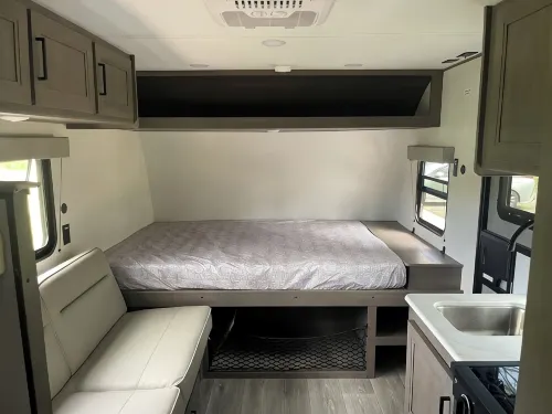 NEW 2025 RV, 1 Bedroom WiFi AC in Serene Winterport with Coast and Bangor nearby - Homestays