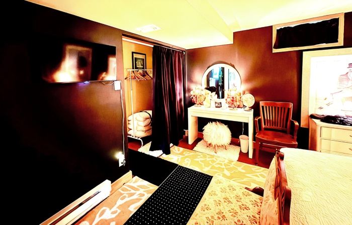 The EarthHouse  ~  Wall-to-wall unique style, Luxury Linens and Amazing Comfort