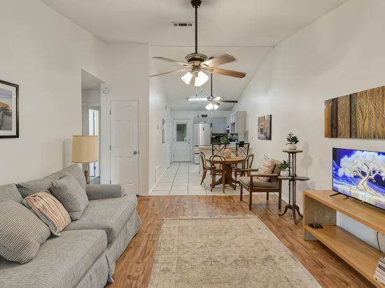 Landing pad - under 2 miles to airport, 2 br, Free parking, WiFi