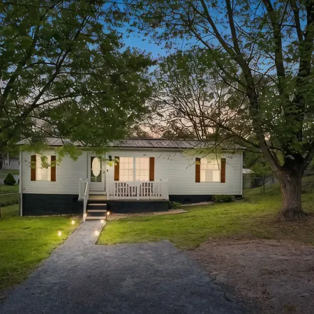 Charming 3 bedroom home minutes from NRG featuring a fire pit/outdoor games
