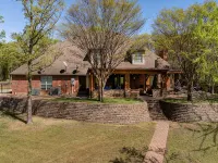 Large 5-bedroom house with WiFi, salt water pool, pool table and shuffle board! - 4-Star