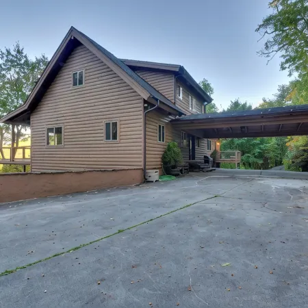 Charming 4-bedroom chateau with WiFi, fitness room in lovely Dillard.