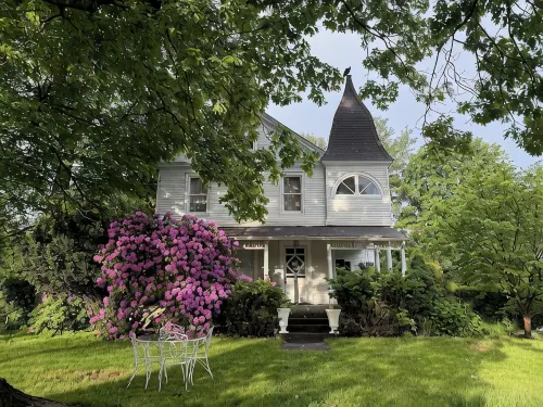 Charming 2-Bedroom Apartment on 2nd Floor in Millbrook NY, Right in the Village