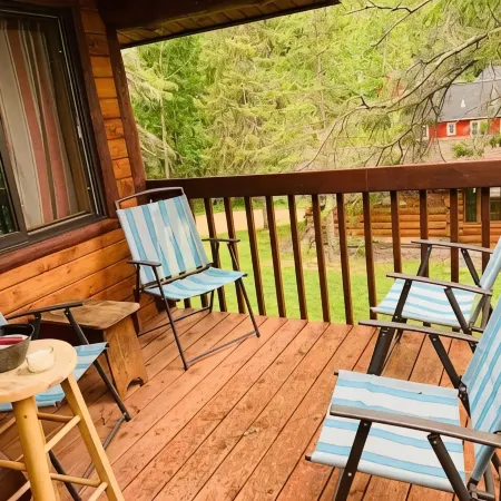 Cozy cottage trails, trout fishing & fireplace.