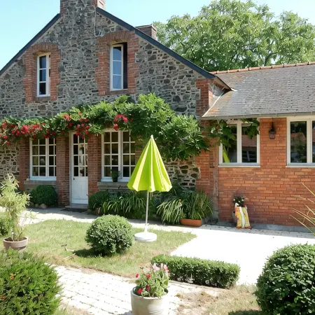 Seaside house in large enclosed garden in Binic Отели в г. Биник