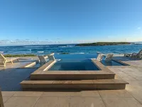 Beachfront estate home with private 70’ dock and 7500sq ft. of living space - piscine