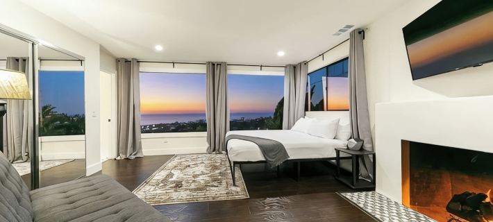 Newly renovated, light/bright San Diego home with a big ocean view over the pool โรงแรมในลา ฮอยยา
