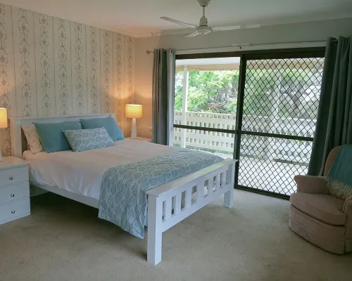 Spacious, comfortable, Pet Friendly 3-Bed House minutes from the Big Pineapple Hotels in Woombye