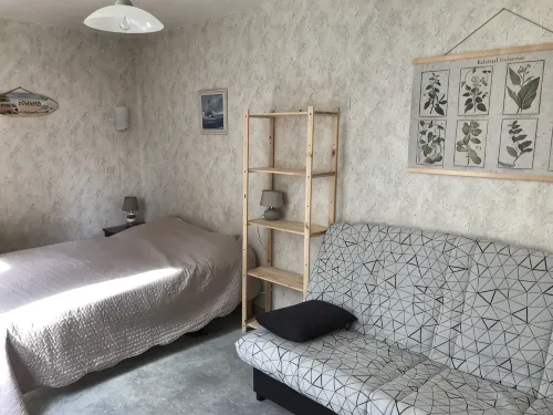 Two-room apartment ideally located 200 m from the ocean, 900 m from downtown