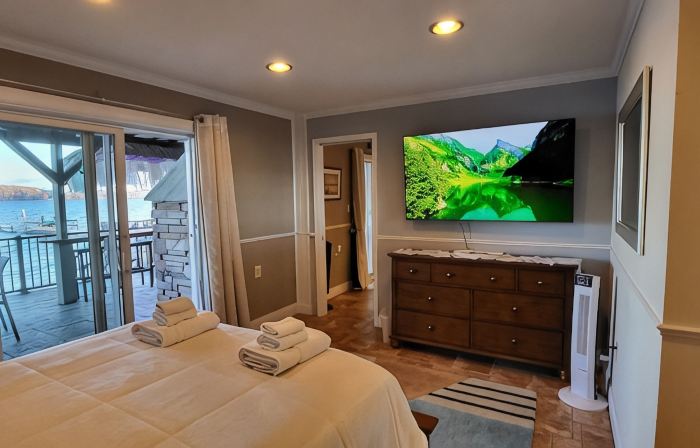 New-First Floor Lakefront, 160 ft Dock, 2 Minutes to Browns Beach & Restaurants!