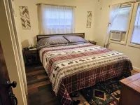 Snuggle up in the woods, 7 miles to Lake George,NY - Homestays
